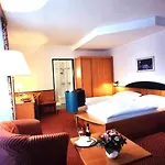 فندق Parkhotel Zur Klause 4*